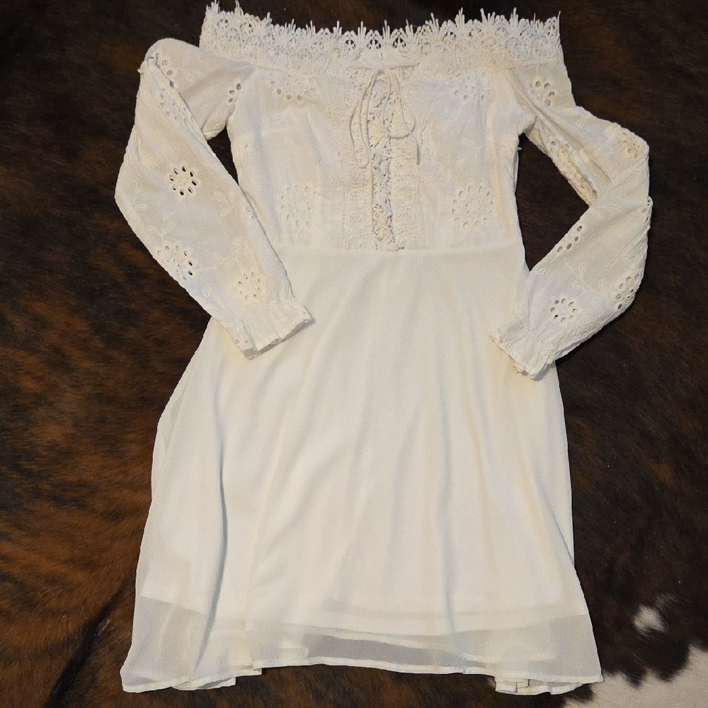 Elegant White Lace Off-Shoulder Dress - Picture 2 of 5
